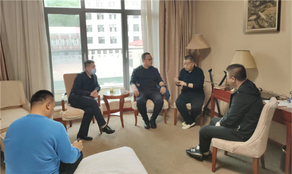 山東科技大學(xué)實(shí)用礦山壓力研究中心主任石永奎教授、郝建博士應邀赴龍煤雙鴨山礦業(yè)集團進(jìn)行技術(shù)交流